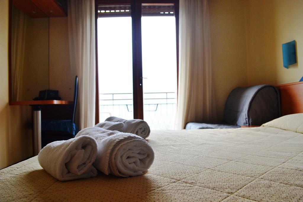 โฮเต็ล สเมอร์ราลโด Hotel เบรนโซเน ซูล การ์ดา ภายนอก รูปภาพ