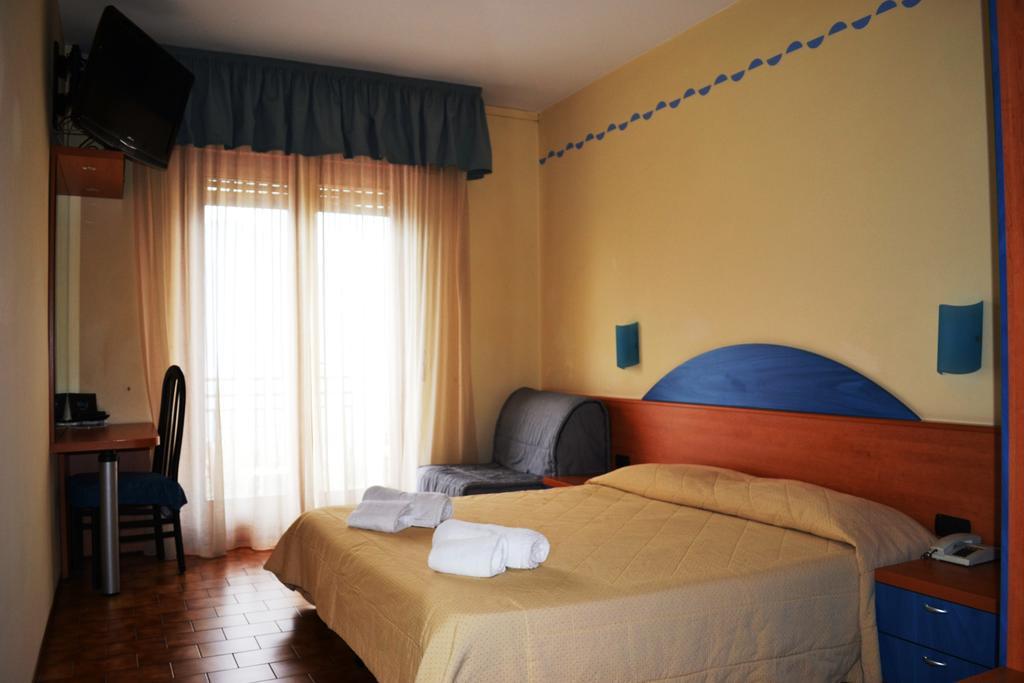 โฮเต็ล สเมอร์ราลโด Hotel เบรนโซเน ซูล การ์ดา ภายนอก รูปภาพ
