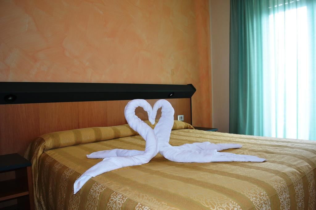 โฮเต็ล สเมอร์ราลโด Hotel เบรนโซเน ซูล การ์ดา ภายนอก รูปภาพ