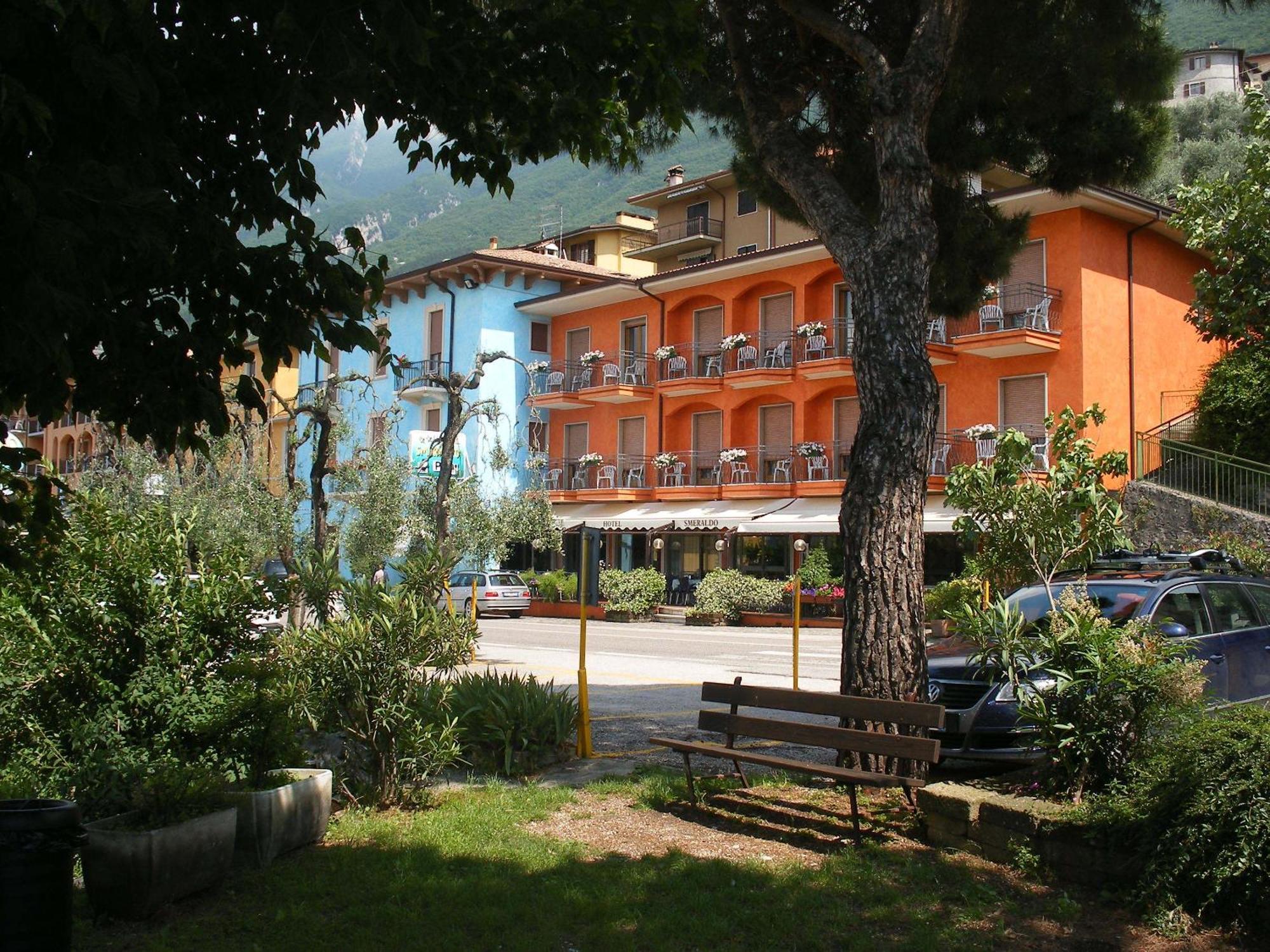 โฮเต็ล สเมอร์ราลโด Hotel เบรนโซเน ซูล การ์ดา ภายนอก รูปภาพ