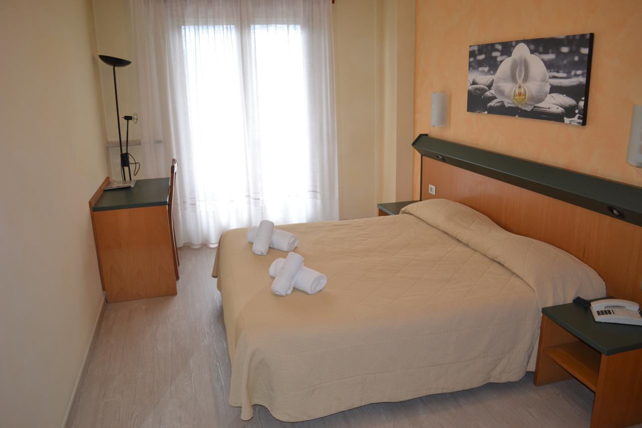 โฮเต็ล สเมอร์ราลโด Hotel เบรนโซเน ซูล การ์ดา ภายนอก รูปภาพ