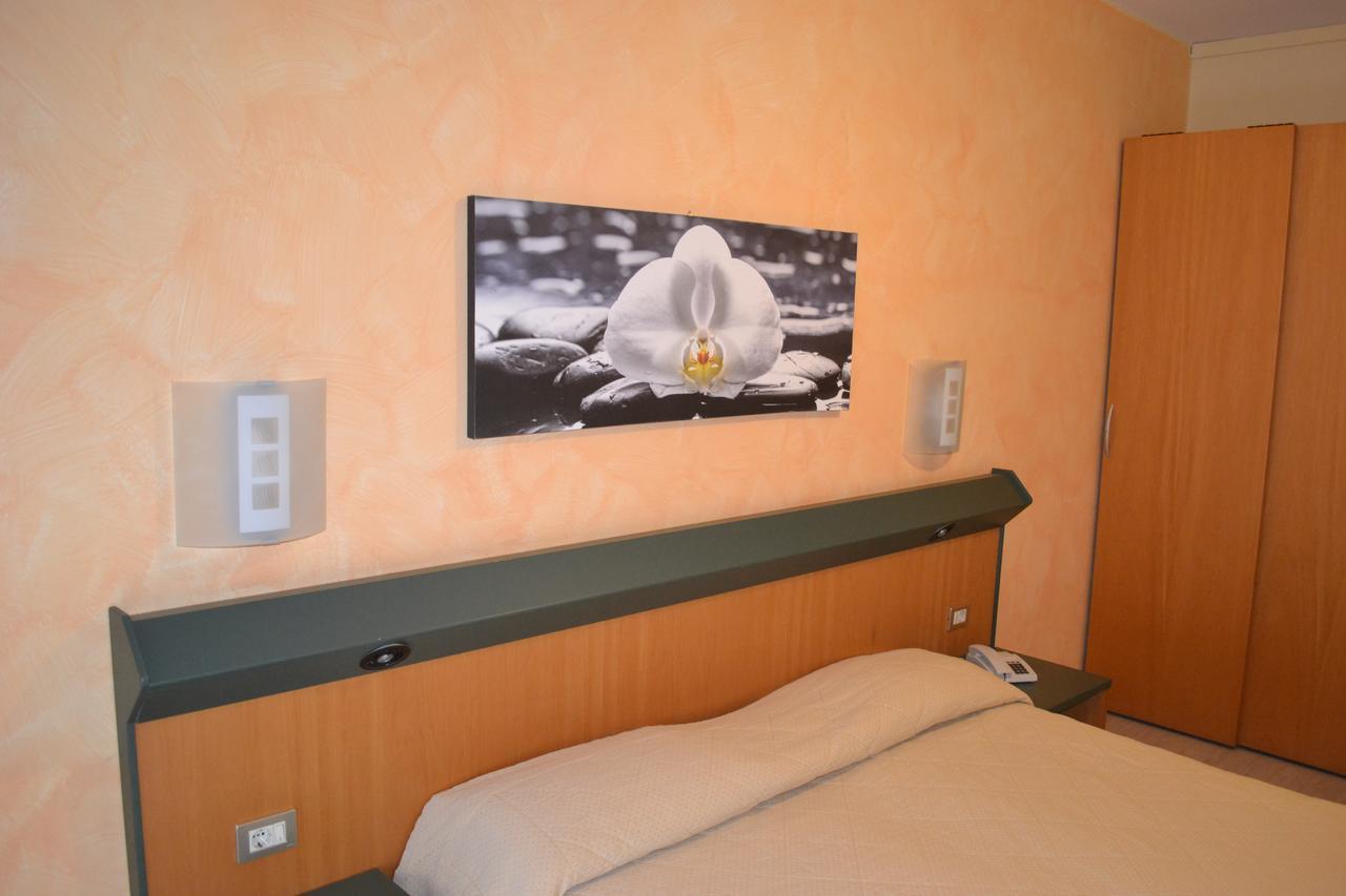 โฮเต็ล สเมอร์ราลโด Hotel เบรนโซเน ซูล การ์ดา ภายนอก รูปภาพ