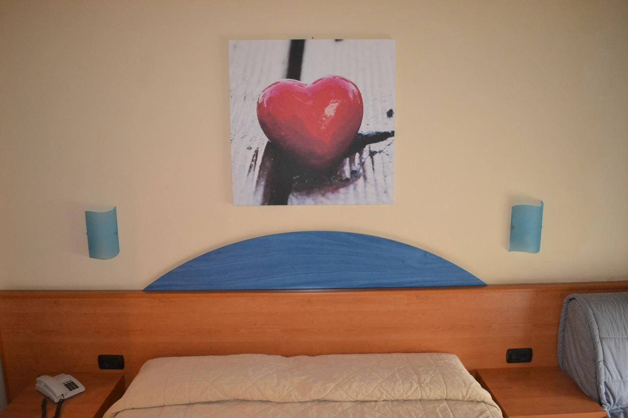 โฮเต็ล สเมอร์ราลโด Hotel เบรนโซเน ซูล การ์ดา ภายนอก รูปภาพ